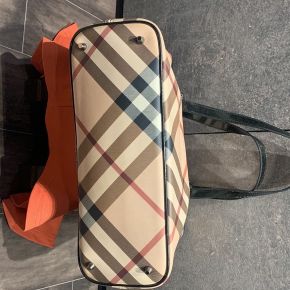 Authentic Burberry Bag in mint condition - Picture 5 of 10
